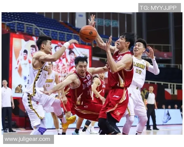 杭州篮球队盯防策略分析与比赛表现的得失总结